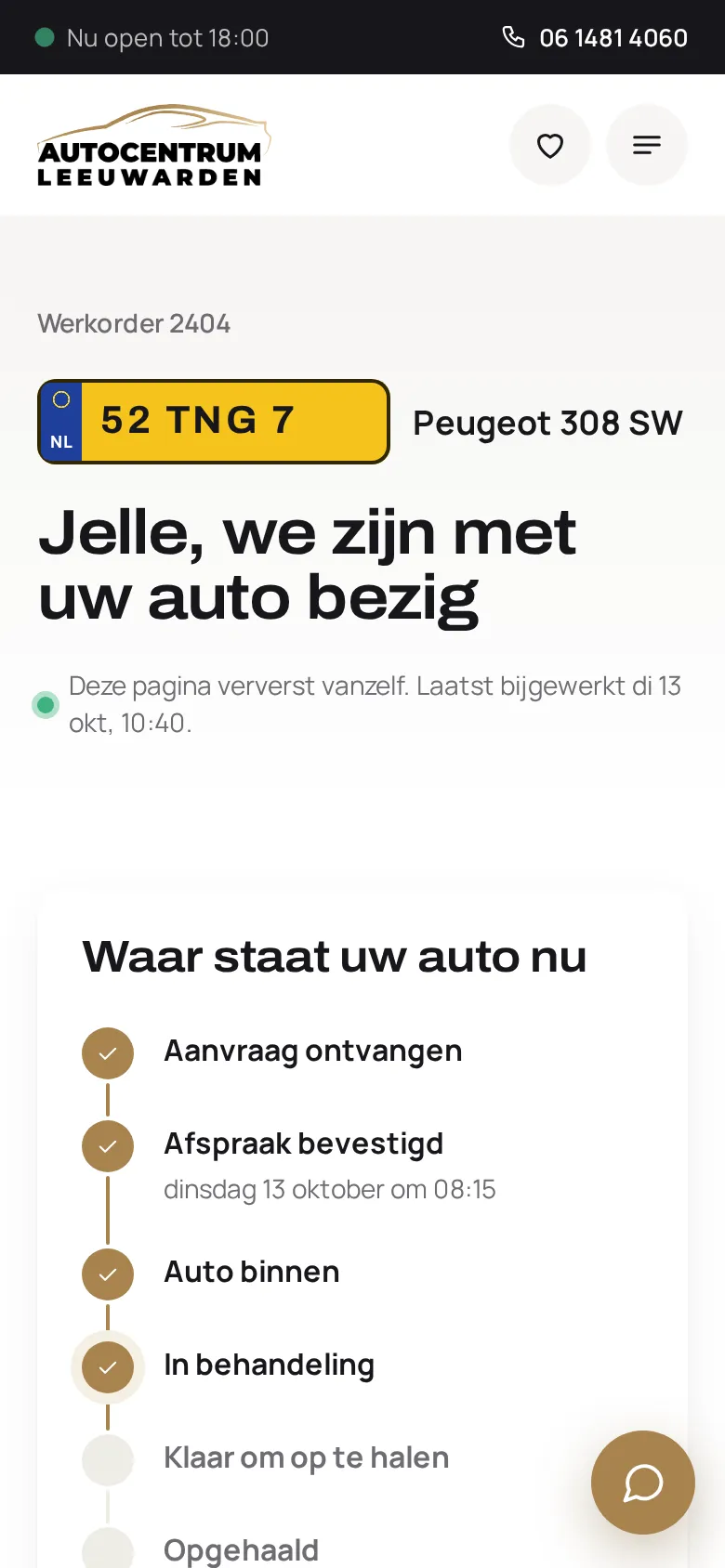 Live statuspagina van het klantportaal op een telefoon, met de stappen van aanvraag tot klaar om op te halen en verzonnen gegevens